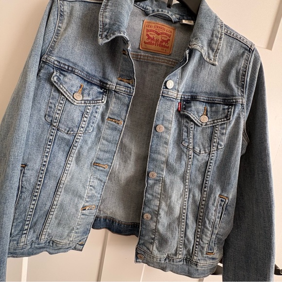 Ladies, Levi’s, large light wash denim jean jacket. Layer this one! Length 21 in - Picture 3 of 5